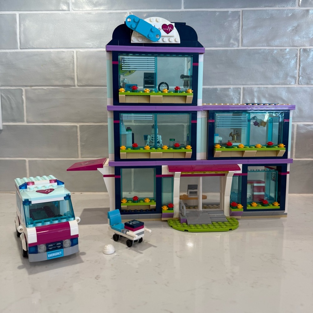 LEGO FRIENDS Heartlake Hospital 41318 RETIRED 2017 Release